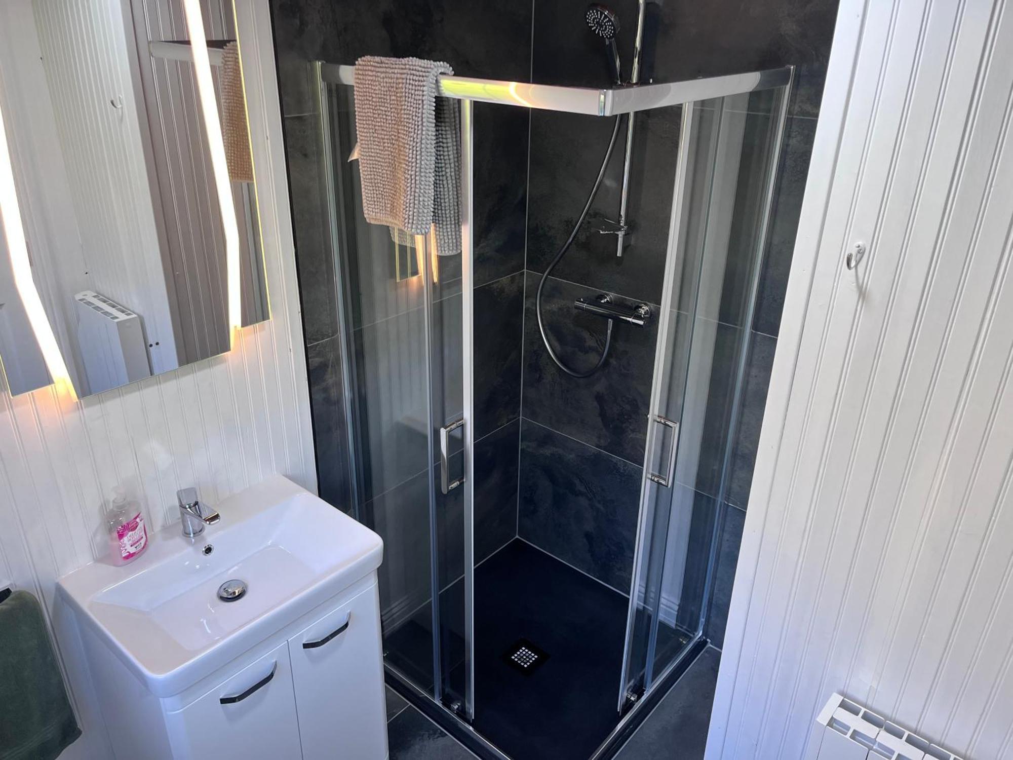 Cosy Lakeside Chalet With Option To Add Private Hot Tub Duneena エクステリア 写真